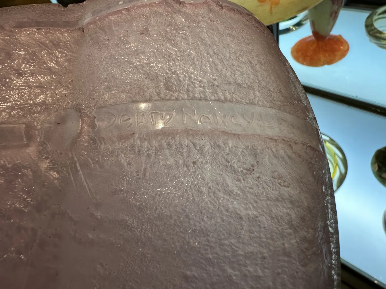 Signiertes Glas Daum Nancy mit sichtbarer Unterschrift, antikes Umfeld.