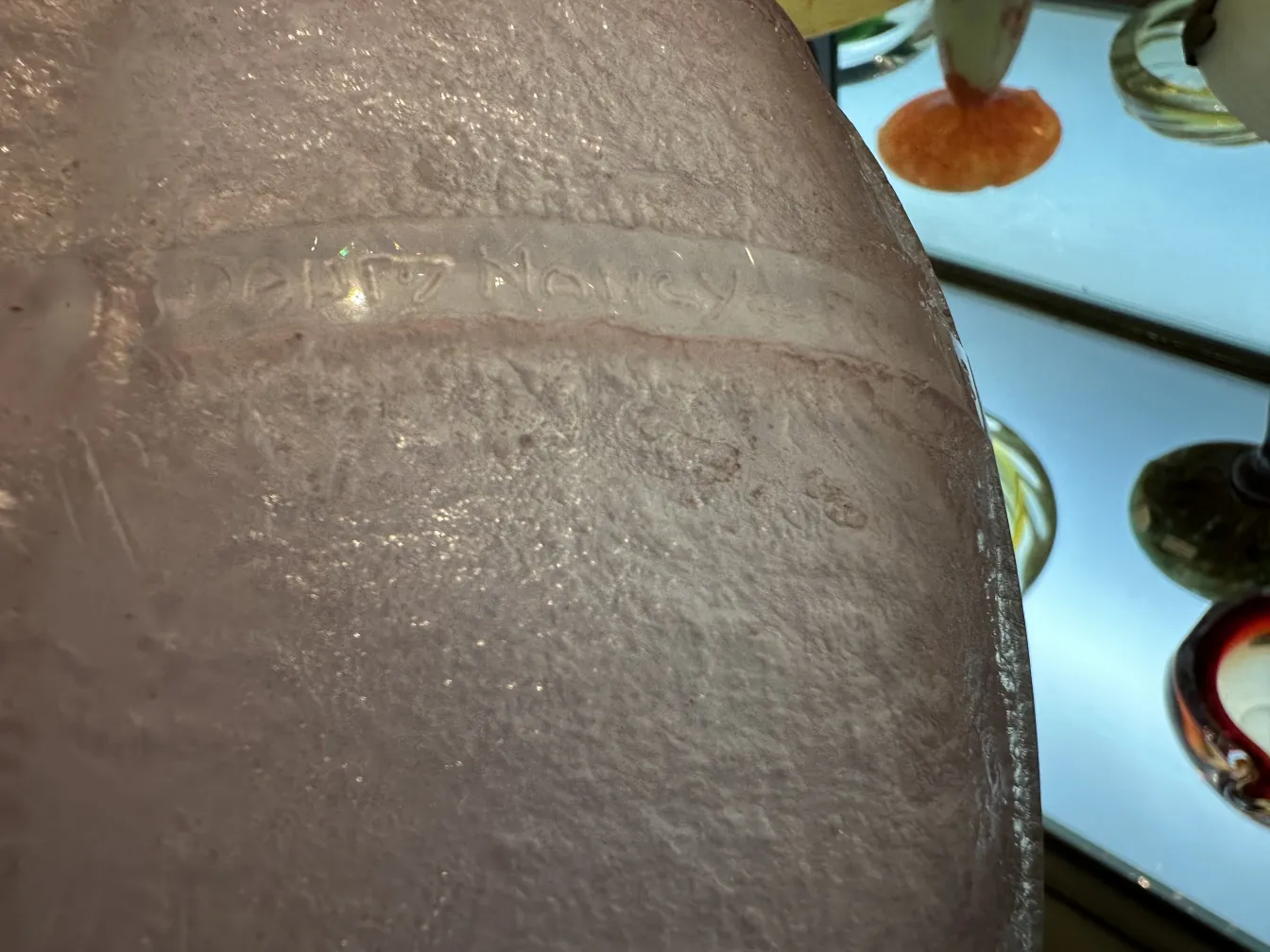 vetro antico firmato da Daum Nancy con texture e lucentezza uniche