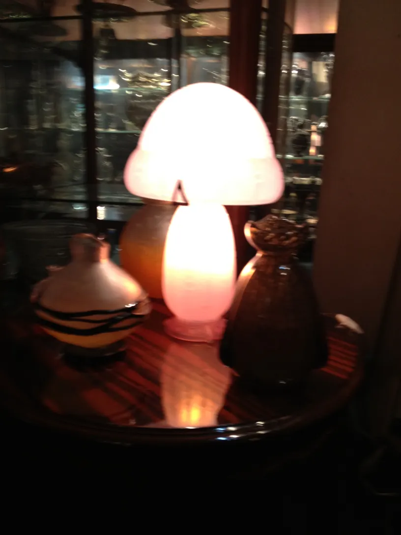 Lampe et antiquités autour du verre signé Daum Nancy