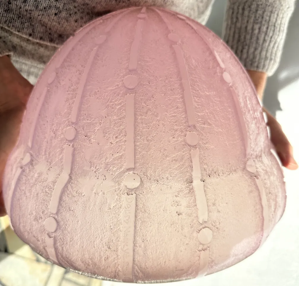 Antiquité verre signé Daum Nancy en teinte rose, avec lignes et points décoratifs.