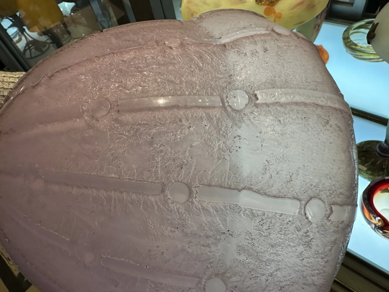 다움 낭시의 서명이 있는 유리잔이 고풍스러운 환경에.