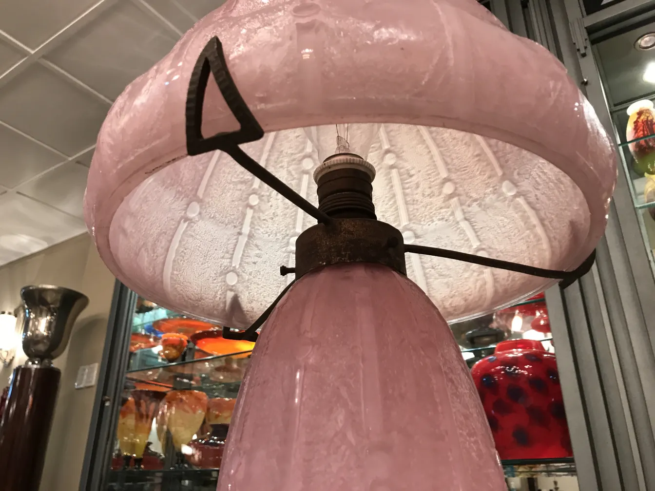 antike lampe mit rosa glasschirm und metallischen details