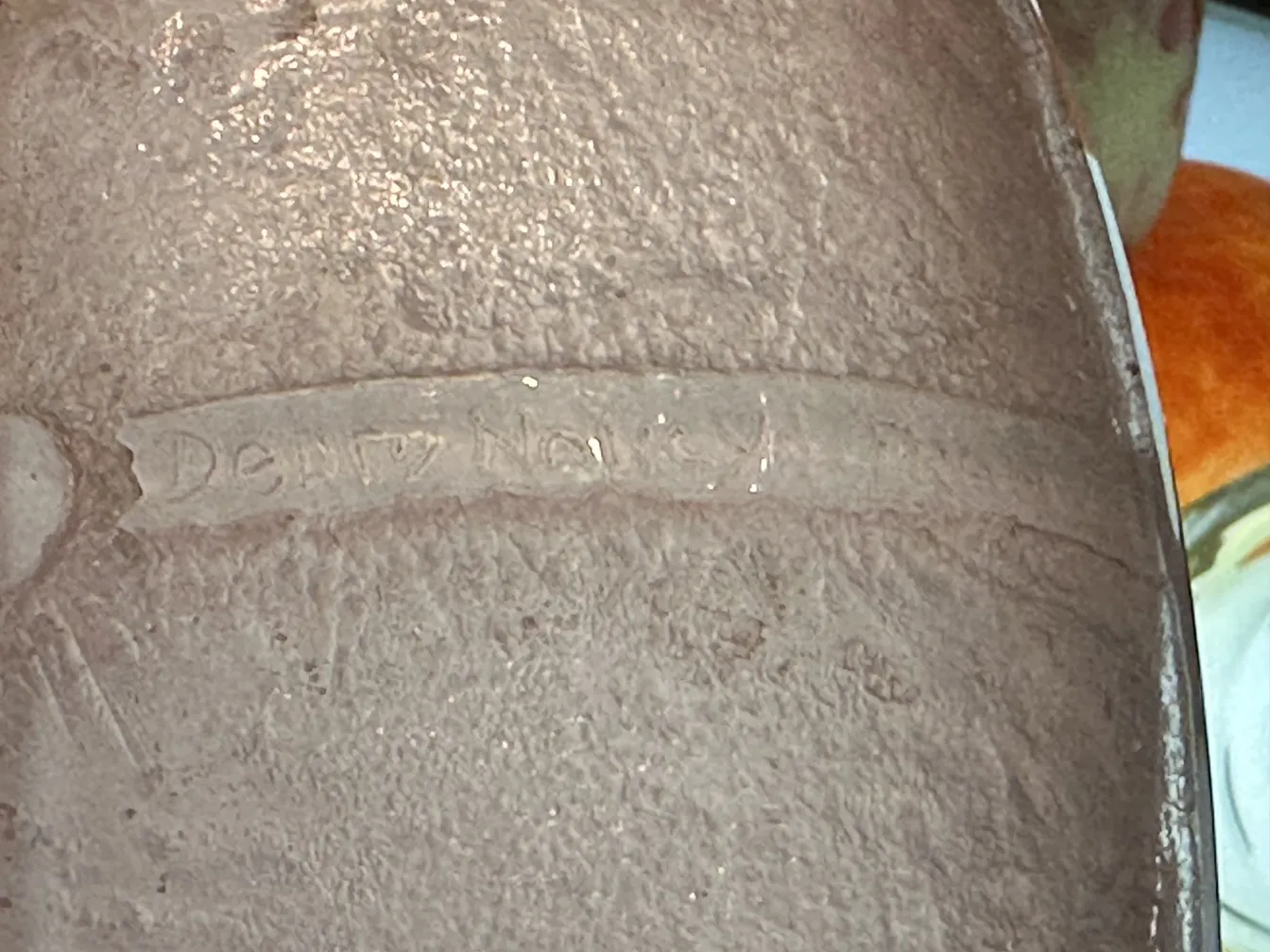 Vetro antico firmato Daum Nancy su uno sfondo colorato.