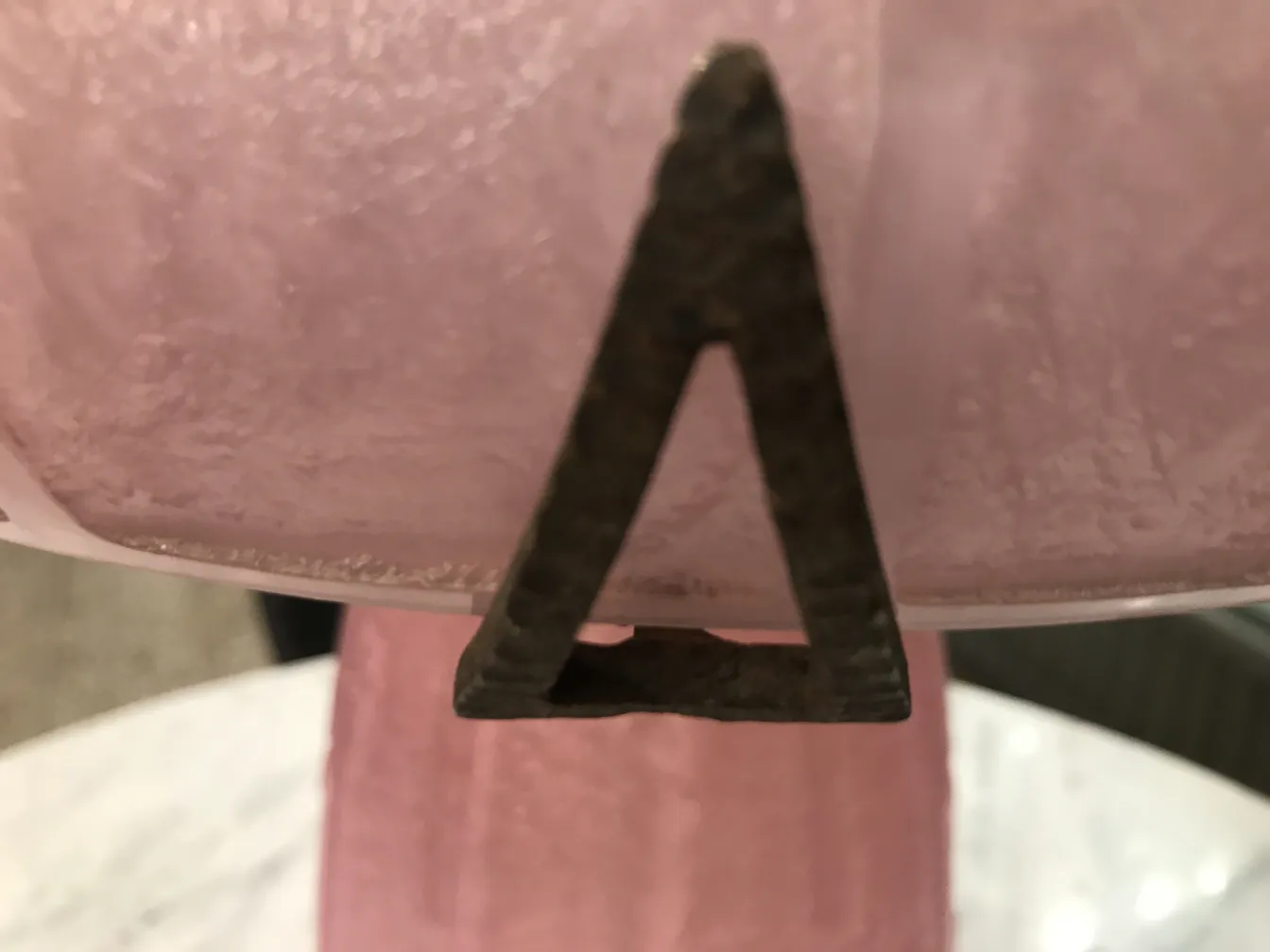 Vetro antico con firma Daum Nancy, colore rosa chiaro.