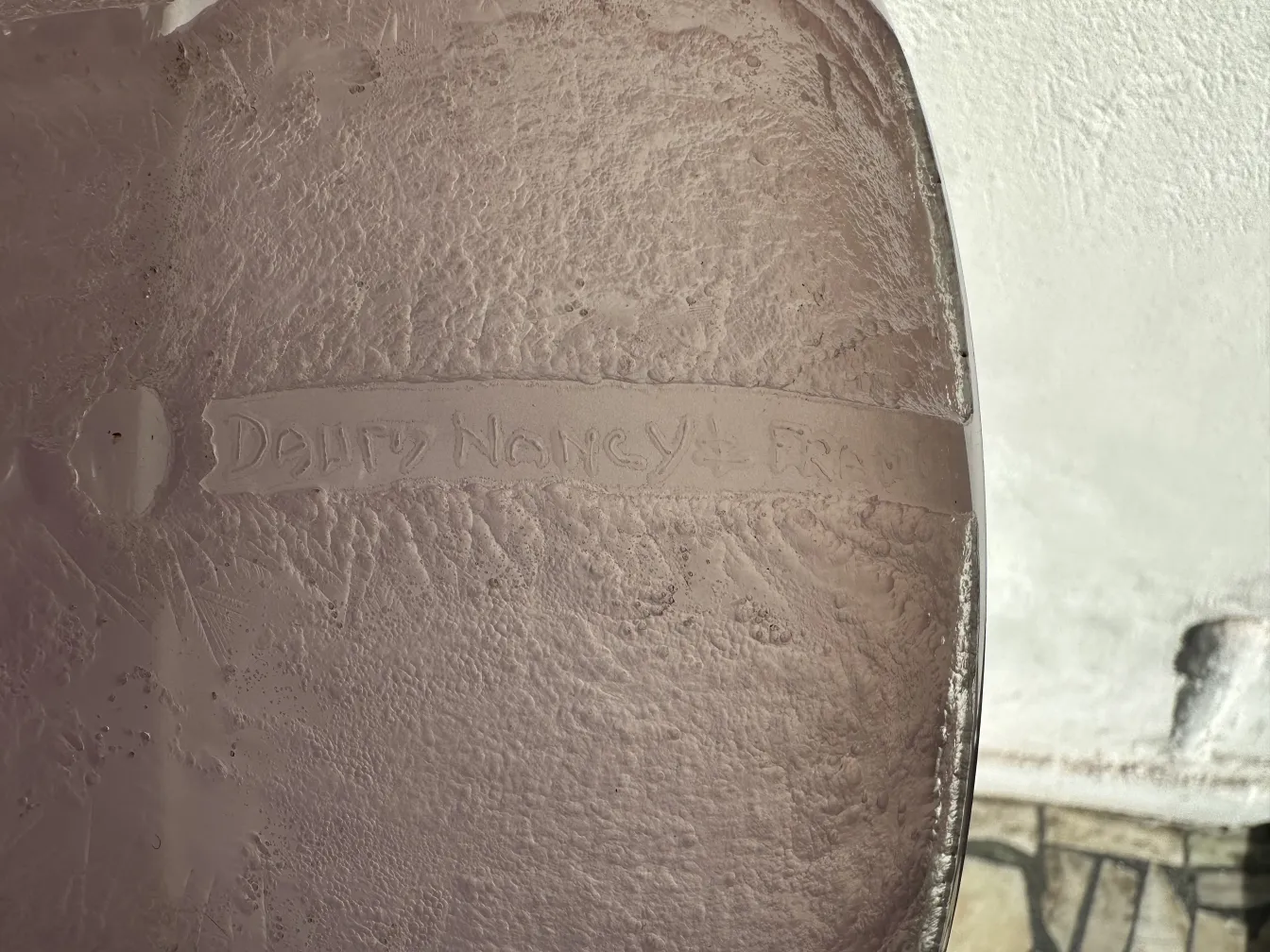 Verre signé Daum Nancy dans un cadre neutre.