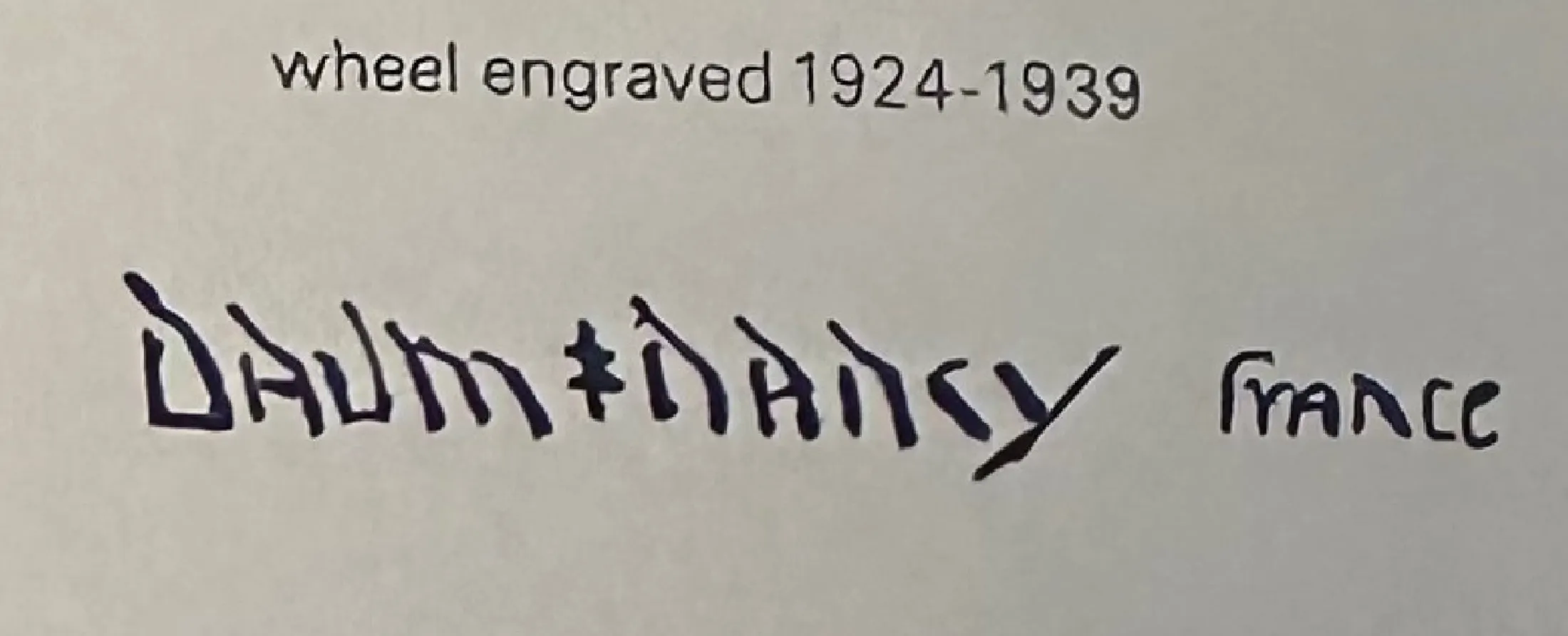 Подписанное стекло от Daum Nancy с антикварным дизайном и надписью.