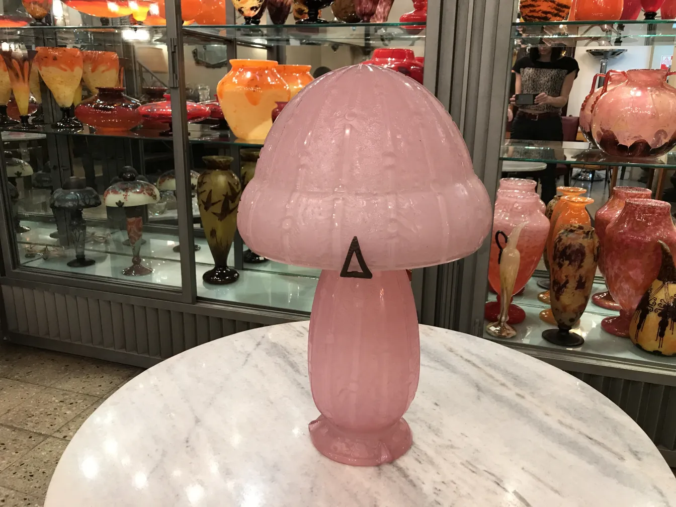 Lampada in vetro rosa firmata Daum Nancy in un contesto antico