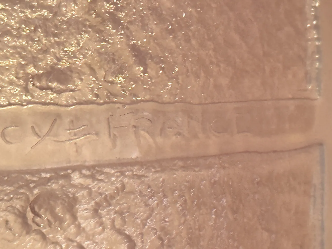 Vetro con firma visibile sotto, antiquariato.