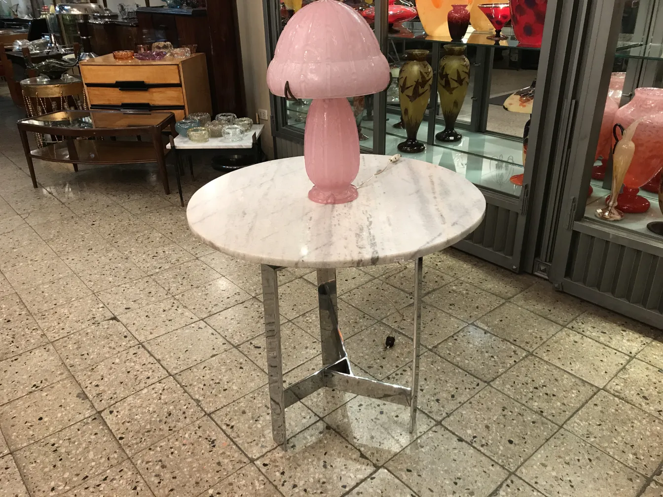 Lámpara rosa sobre mesa de mármol, vidrio firmado Daum Nancy.