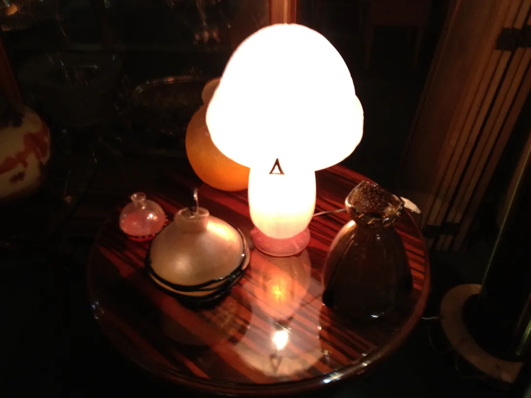 verre ancien signé daum nancy sur une table décorative