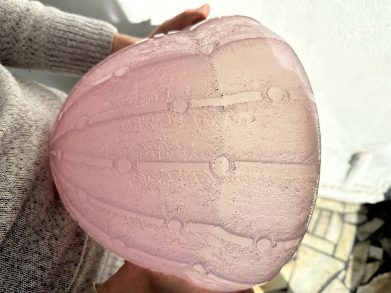 Vetro antico firmato, tonalità rosa, design elegante, sfondo chiaro.