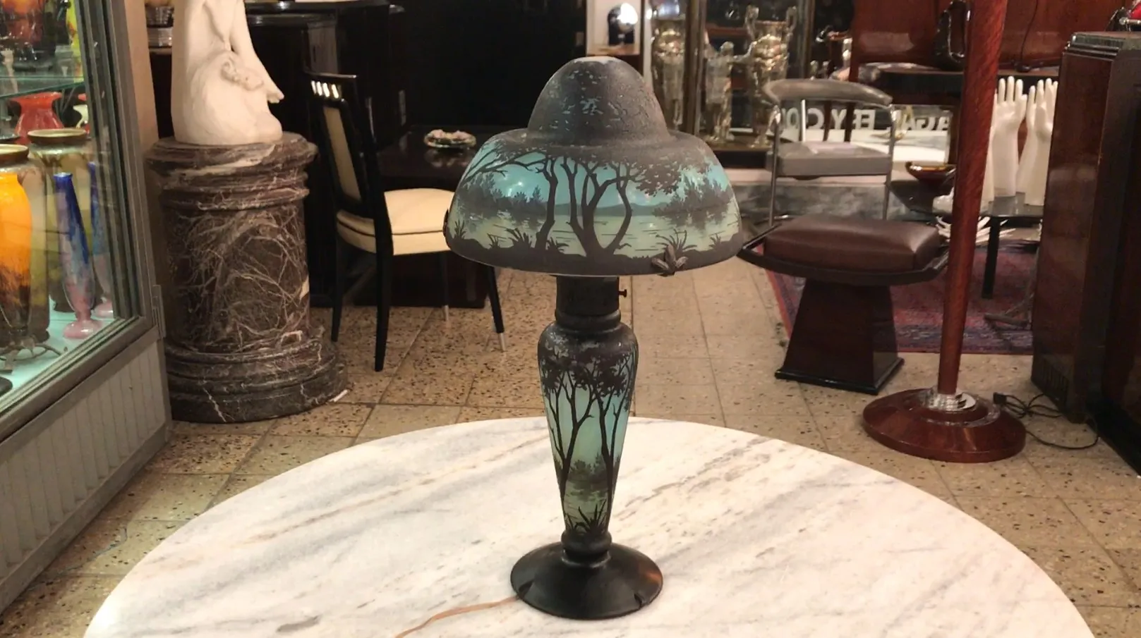 antike lampe mit landschaftsdesign in glas