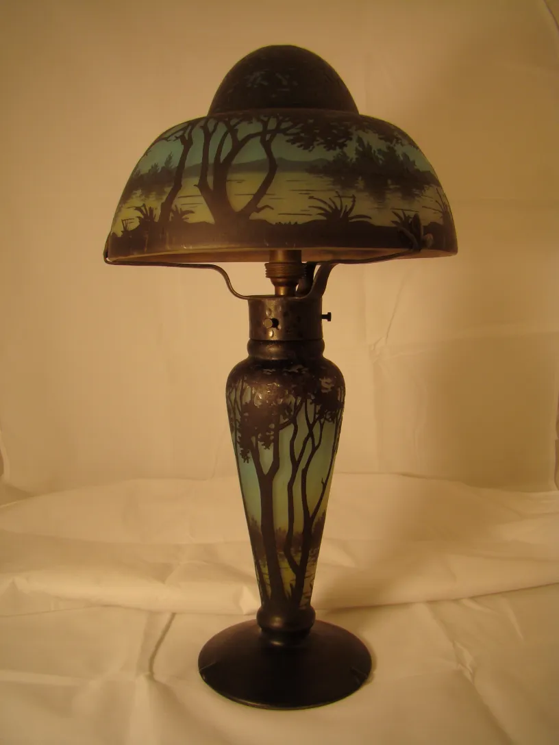 Antike Lampe mit Baumdesign auf signiertem Glas Daum Nancy.