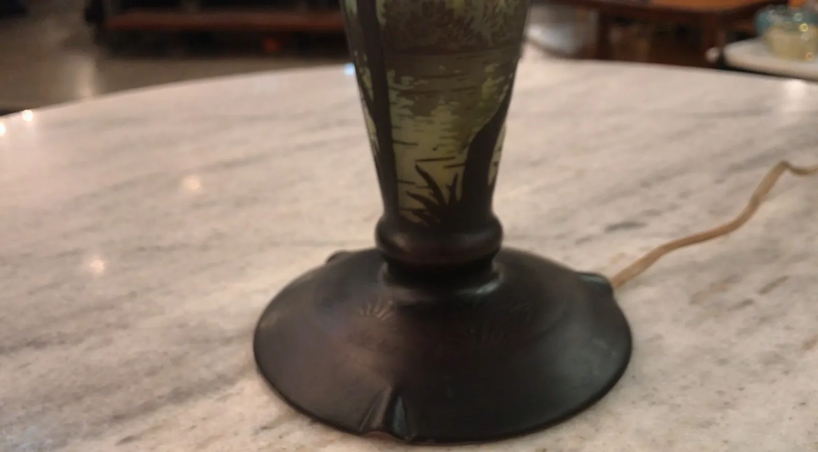 detail der basis des signierten glases daum nancy auf dem tisch