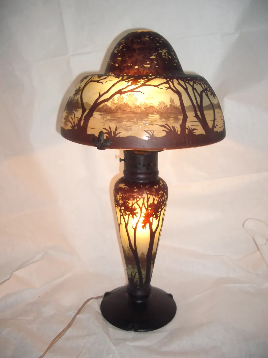 Schöne antike Lampe mit signierten Glaselementen, von innen beleuchtet, schafft eine gemütliche Atmosphäre.