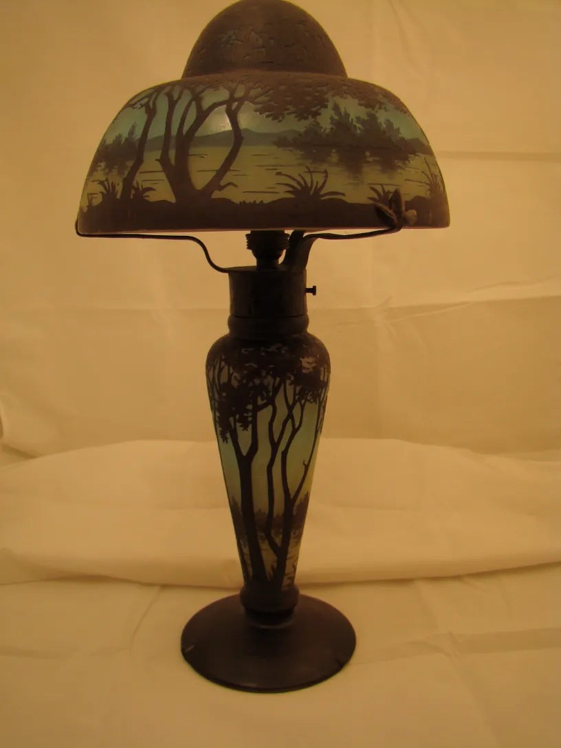 lâmpada antiga com base de metal e cúpula decorada