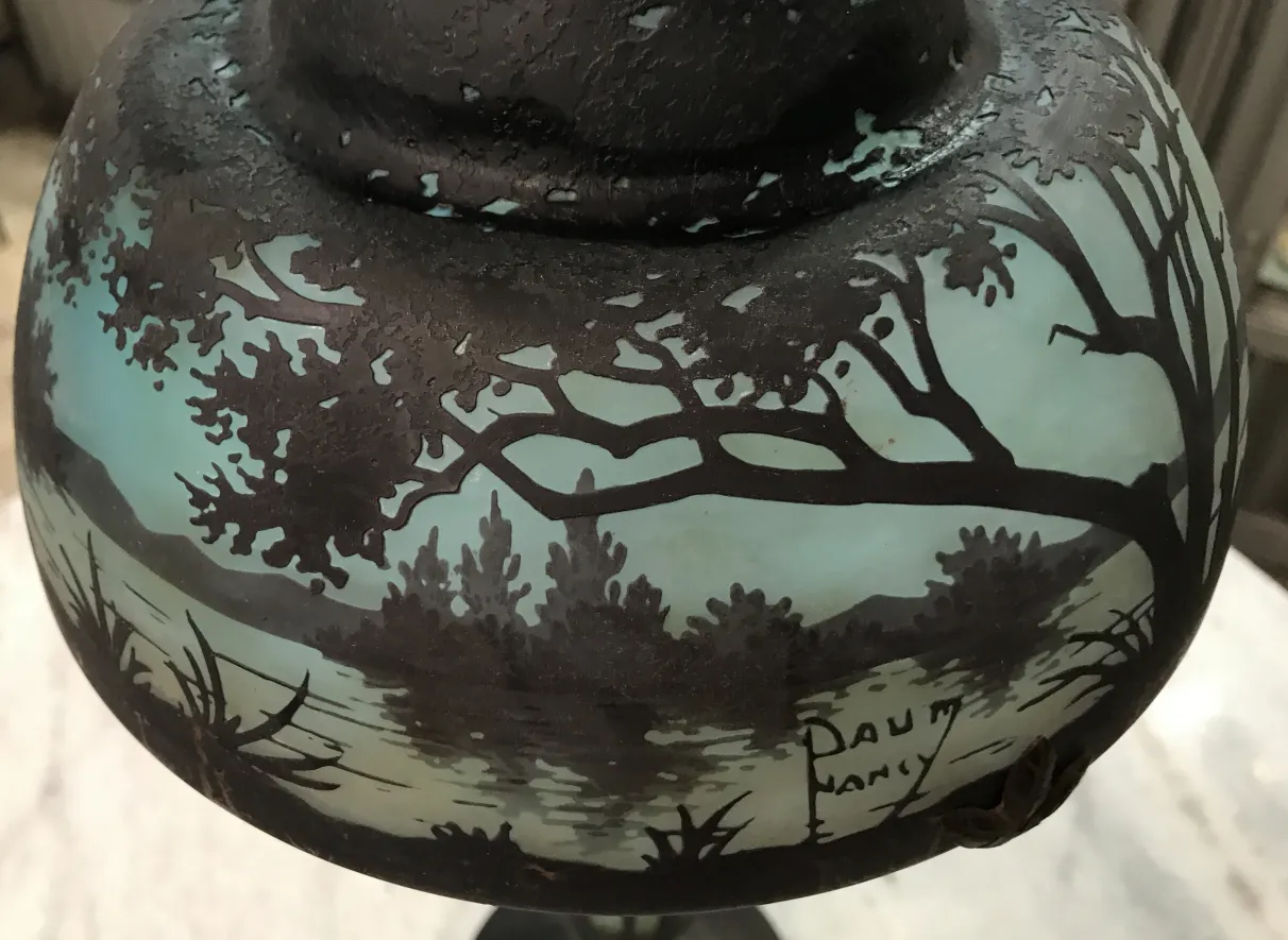 Verre aux teintes claires avec paysage et signature Daum Nancy.