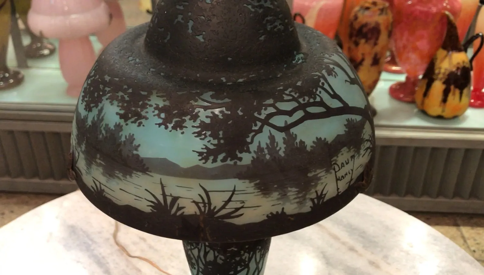 서명된 유리잔(다움 난시)는 자연 풍경과 화려한 세부 사항을 보여줍니다. 장식용 고대.