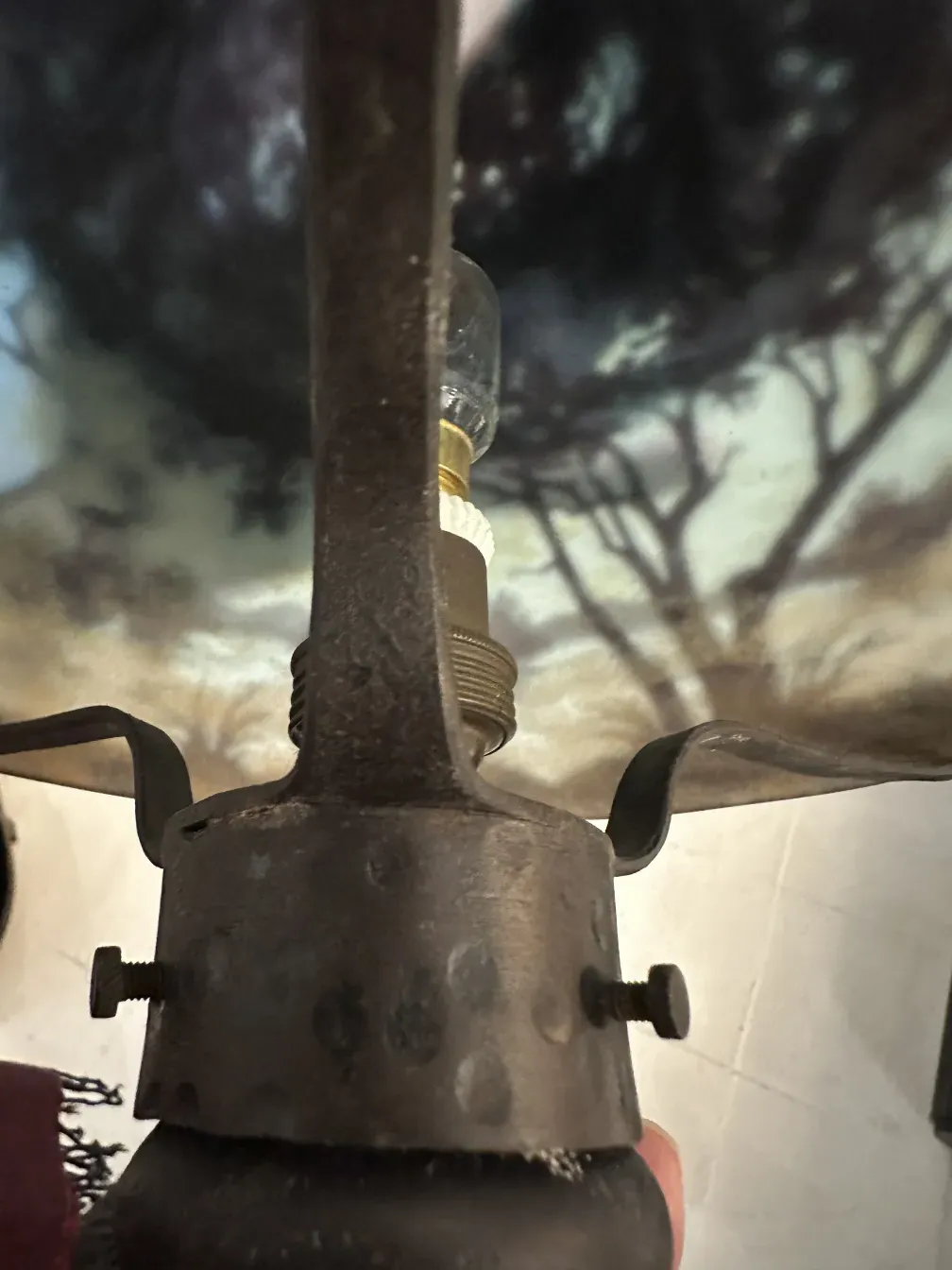 Lampe ancienne avec base en métal et verre signé par Daum Nancy, arrière-plan avec paysage.