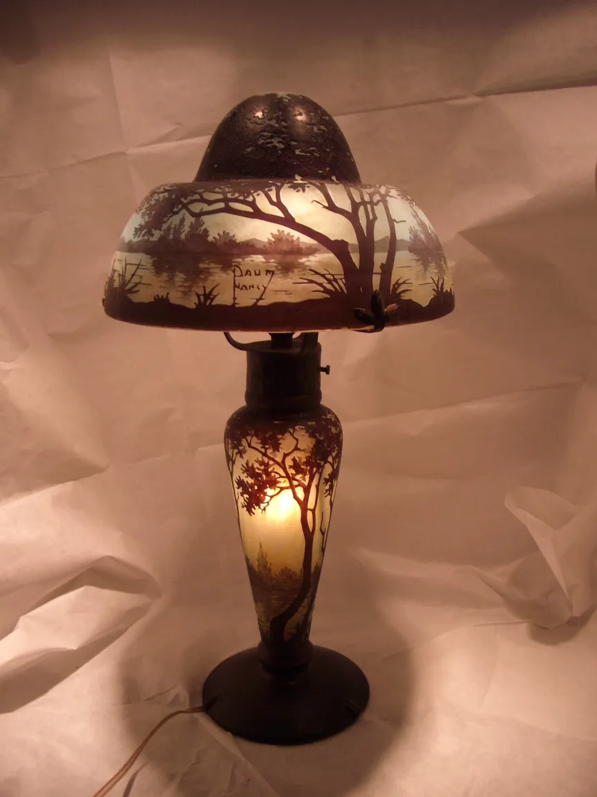 Lampada antica con vetro firmato Daum Nancy, illuminata, motivi naturali