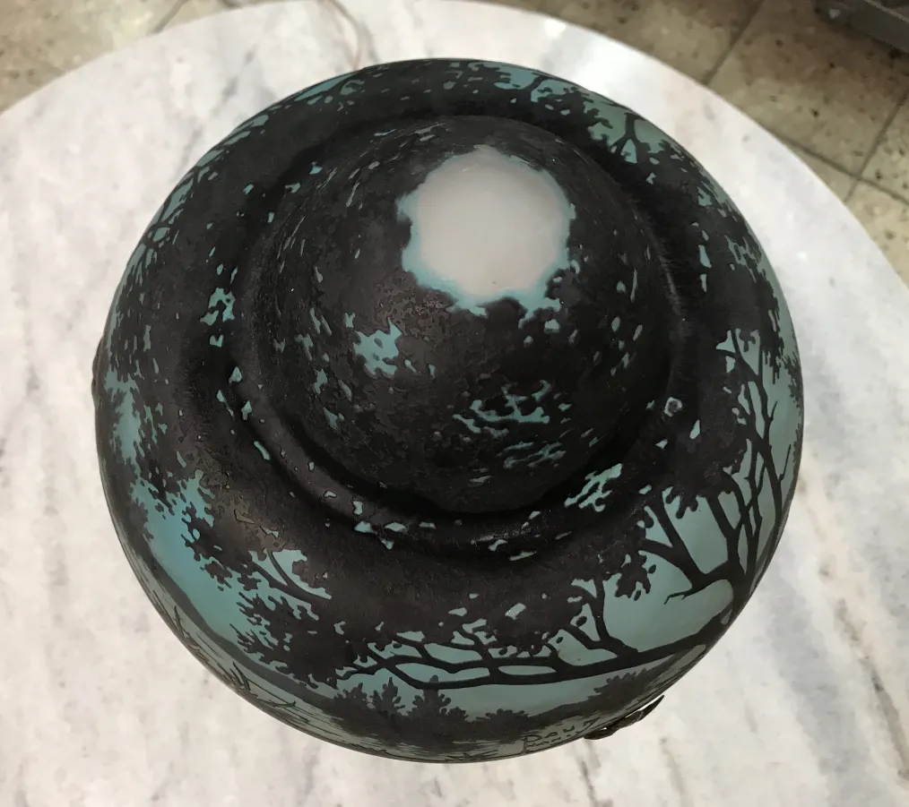 verre décoratif avec signature daum nancy et motif d'arbres