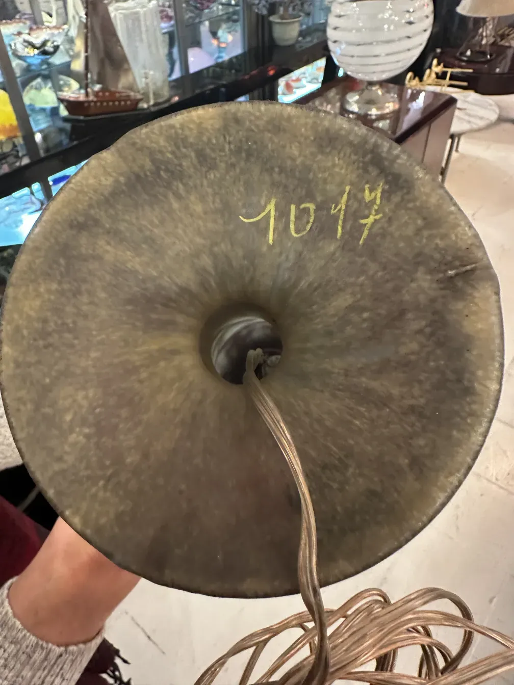 Вид сверху на антикварное подписанное стекло Daum Nancy с кабелем