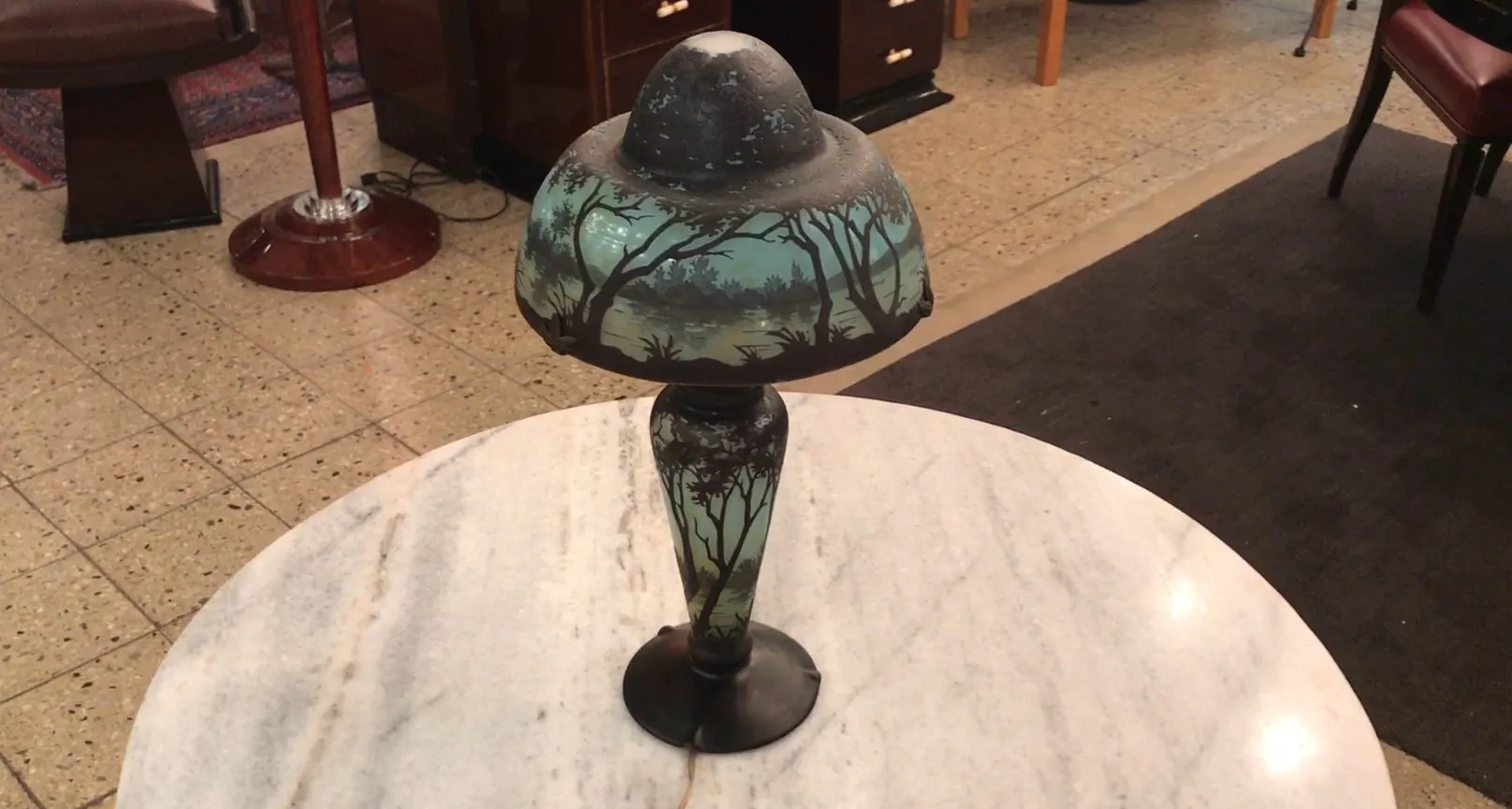 lampe antique avec verre signé Daum Nancy, fond sombre