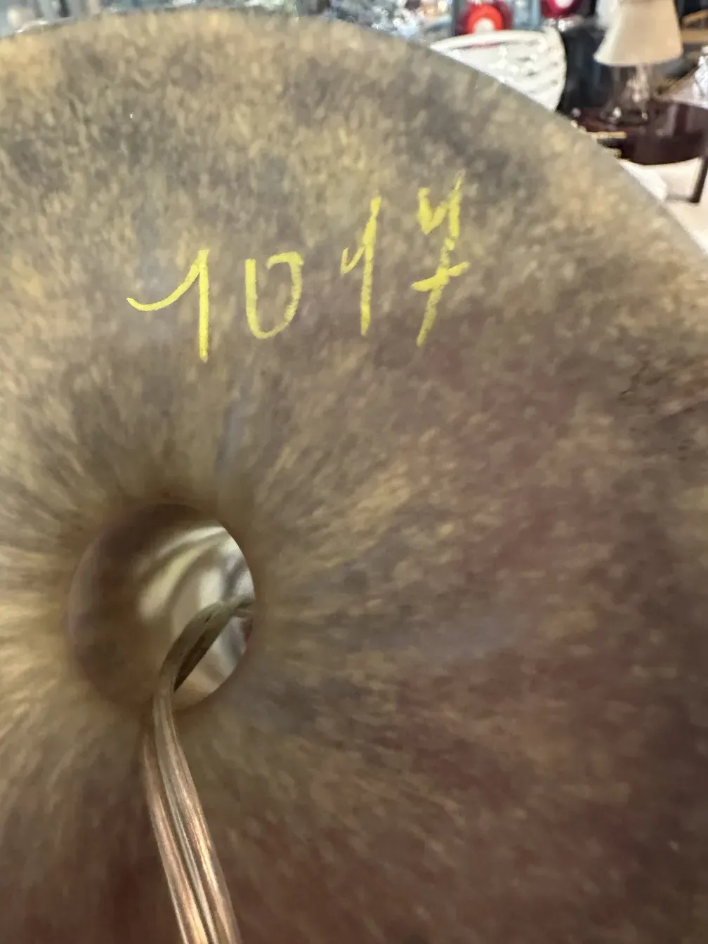 바닥에 서명된 고대 유리잔, 밝은색