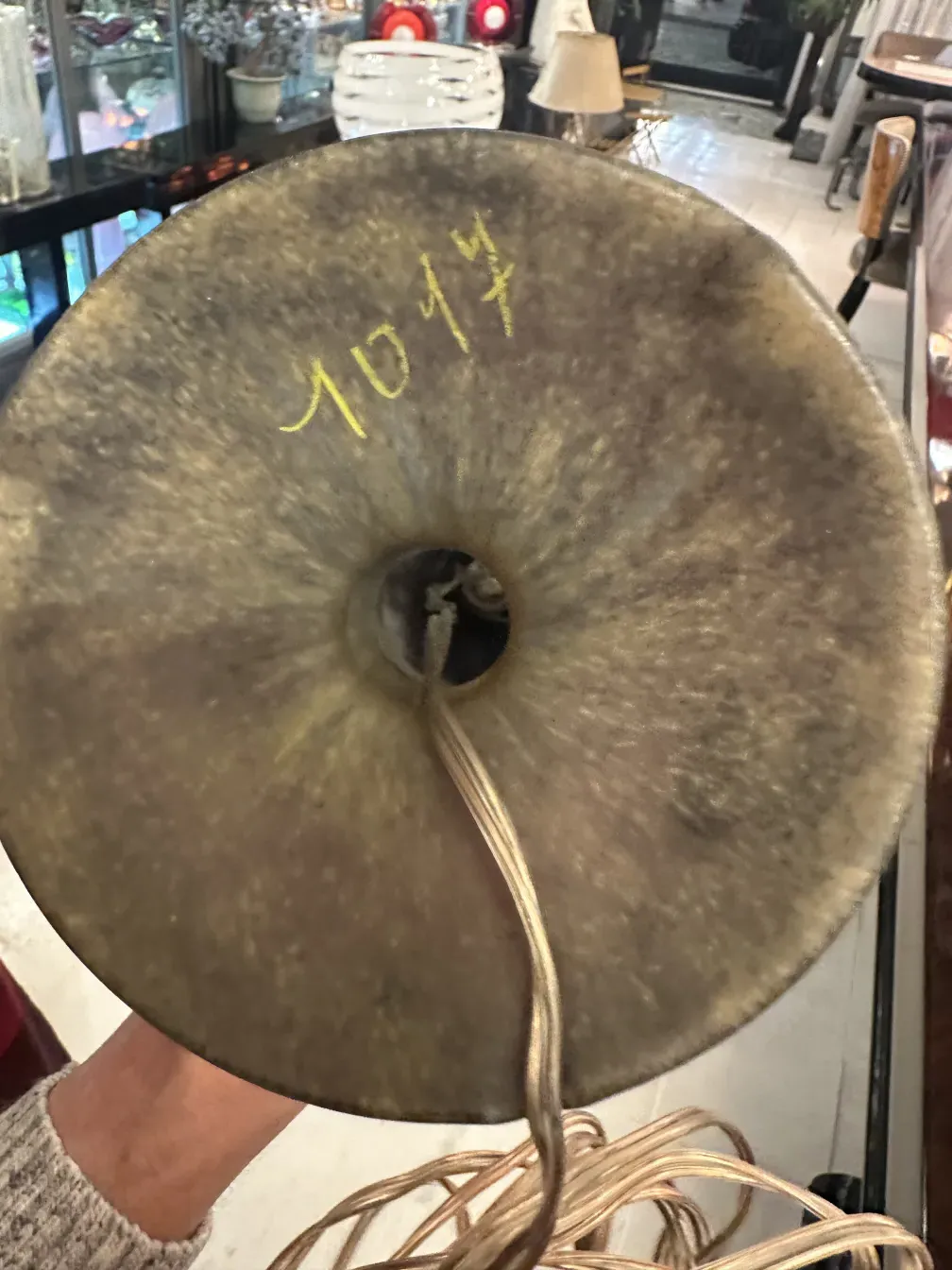 Vue supérieure d'une antiquité avec signature visible en jaune