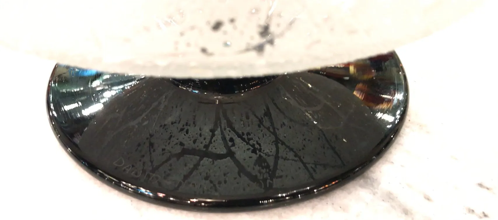 Verre signé Daum Nancy présentant des caractéristiques antiques.