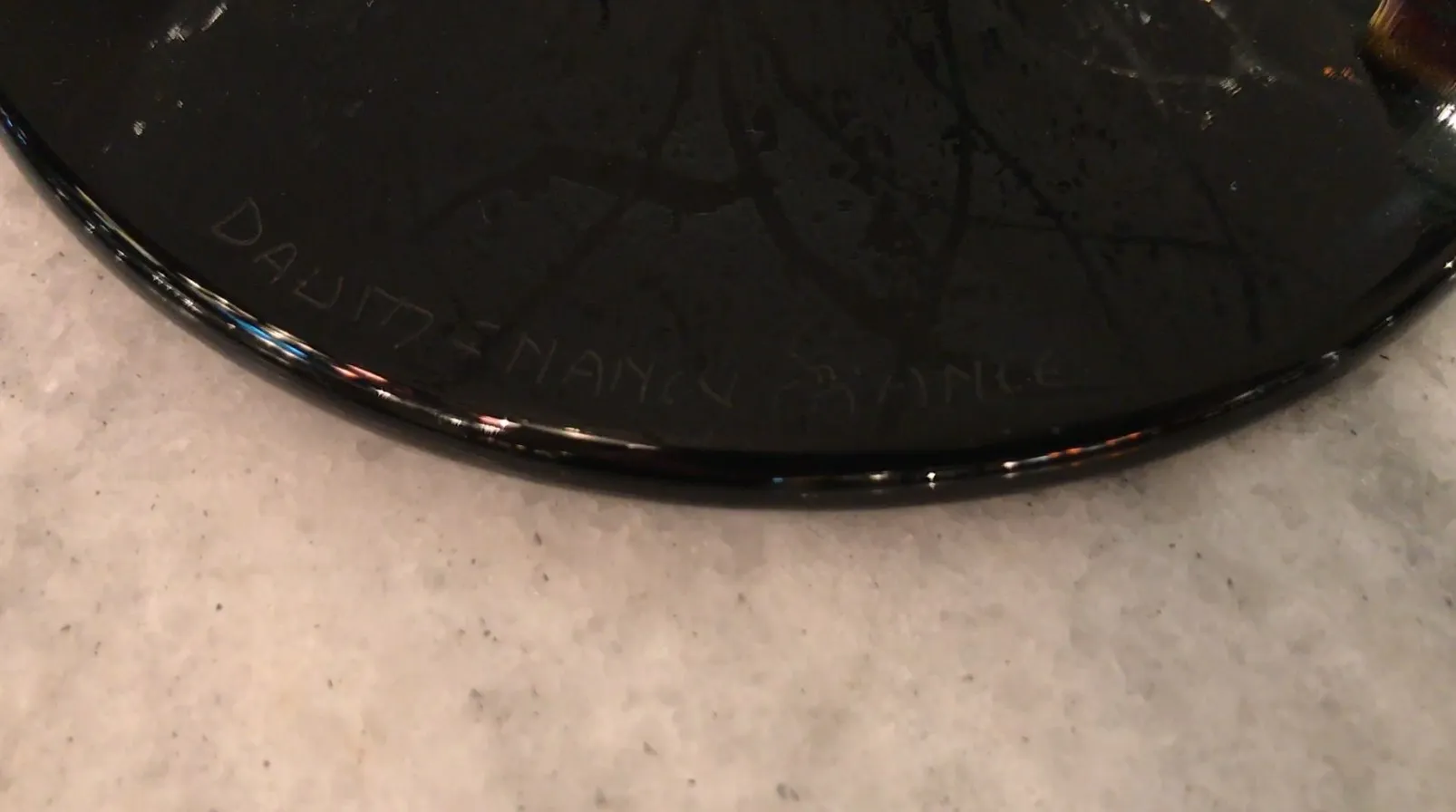 Signiertes Glas Daum Nancy, Antiquität mit Unterschrift, heller Hintergrund