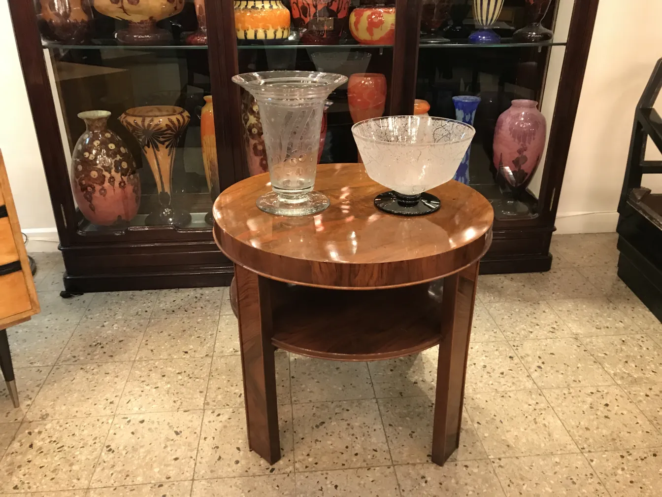 Antikes signiertes Glas von Daum Nancy auf dem Tisch