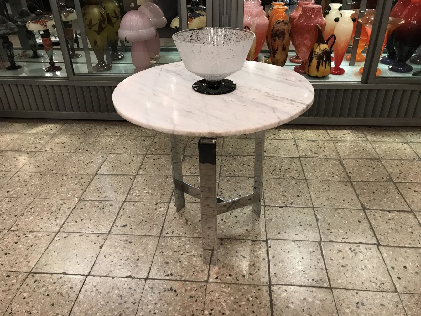 サイン入りグラス(Daum Nancy)古美術の環境の中で、照明と他の装飾品