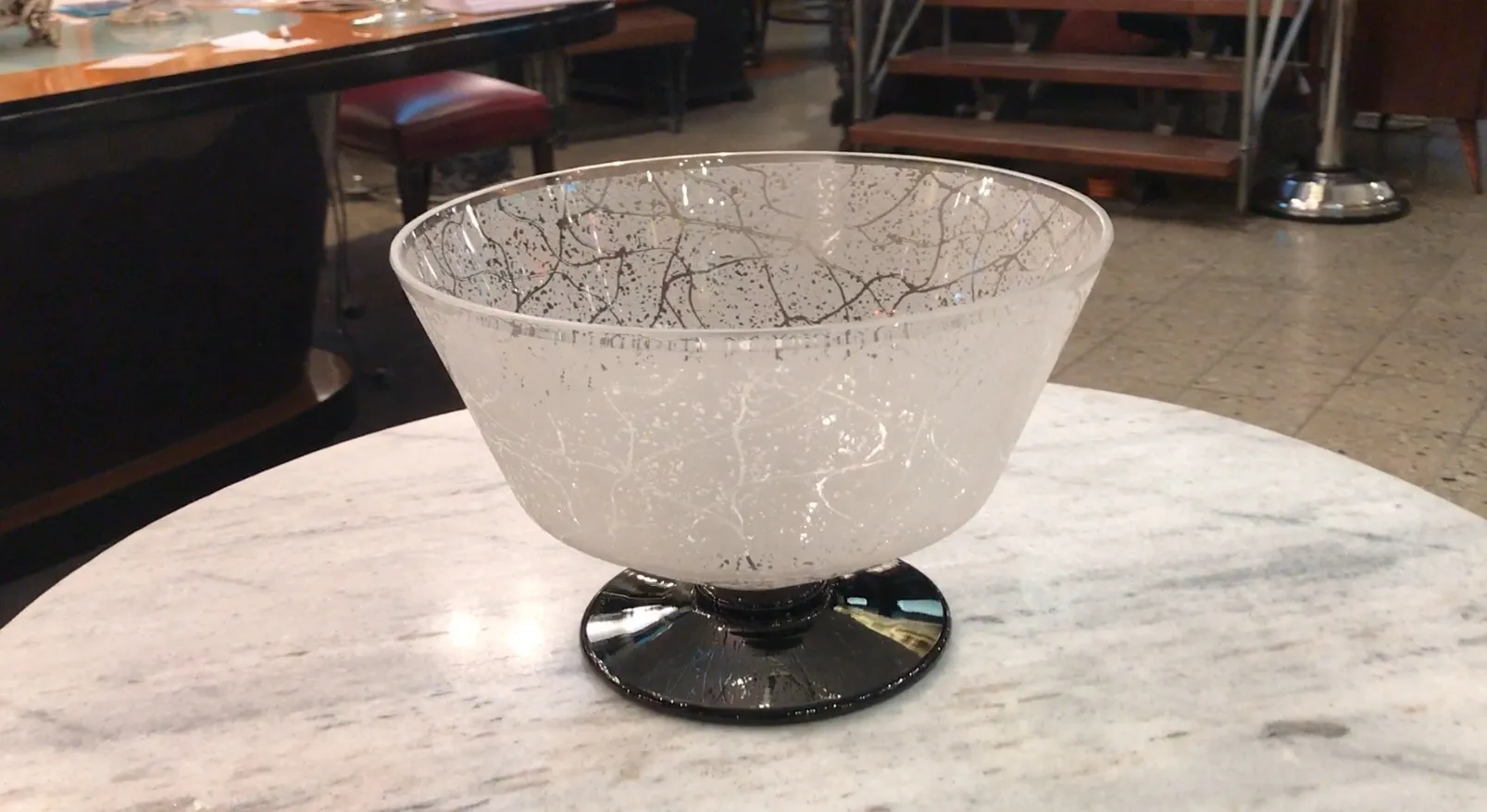 玻璃碗，带有黑白图案，木质背景。