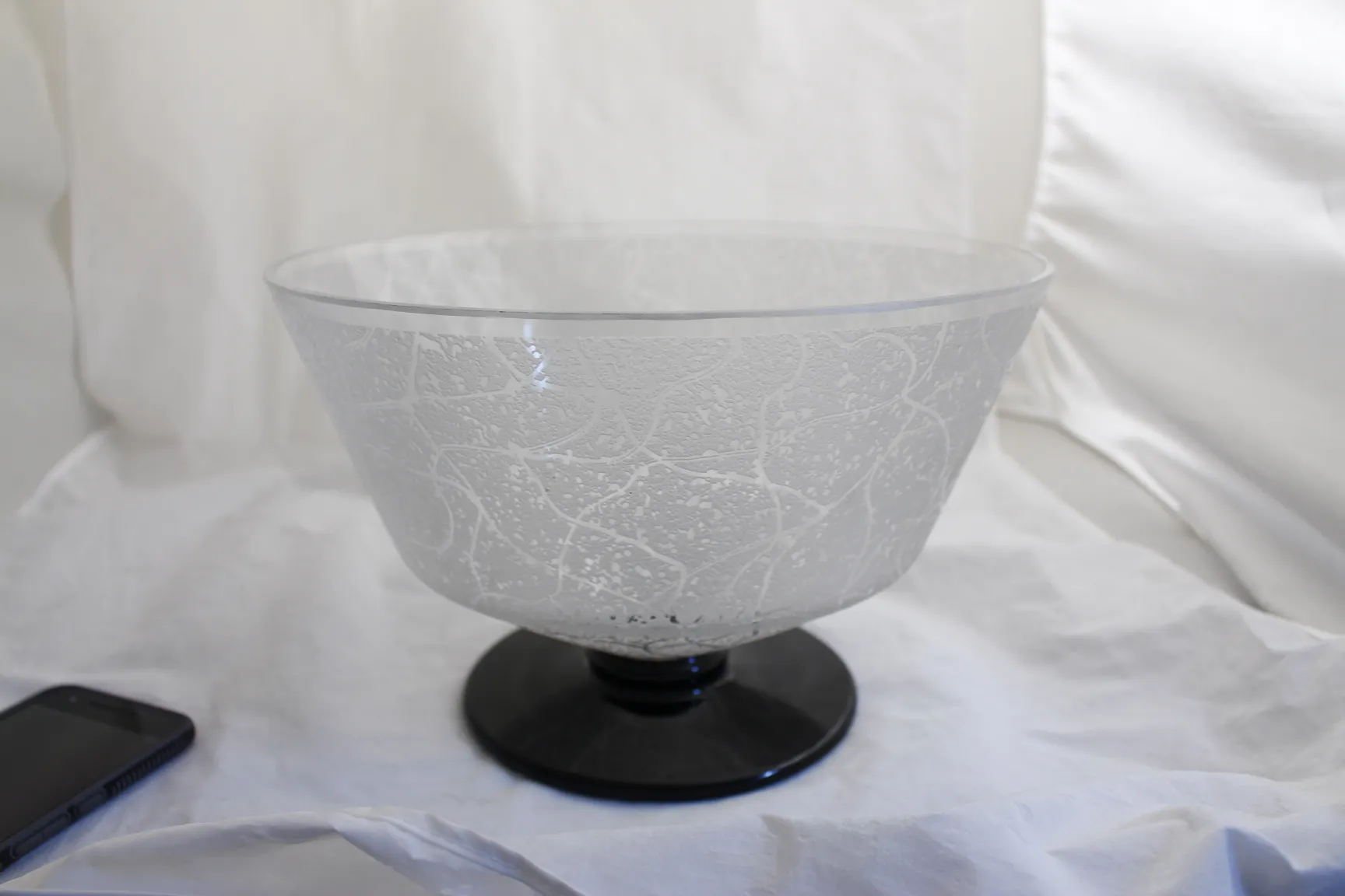 Spectacular signed glass from Daum Nancy with black base, unique texture