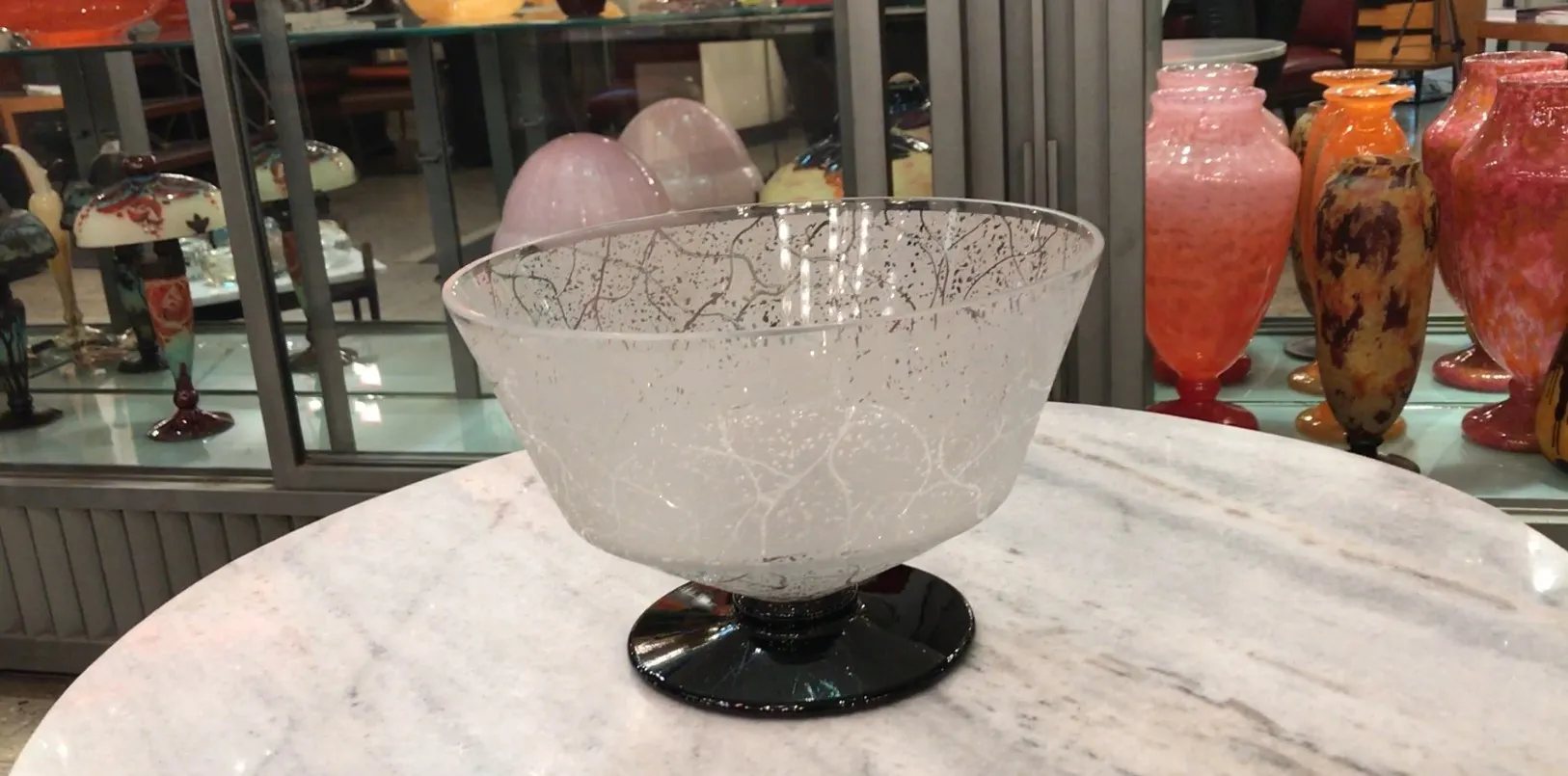 Antichità vetro firmato Daum Nancy, base nera