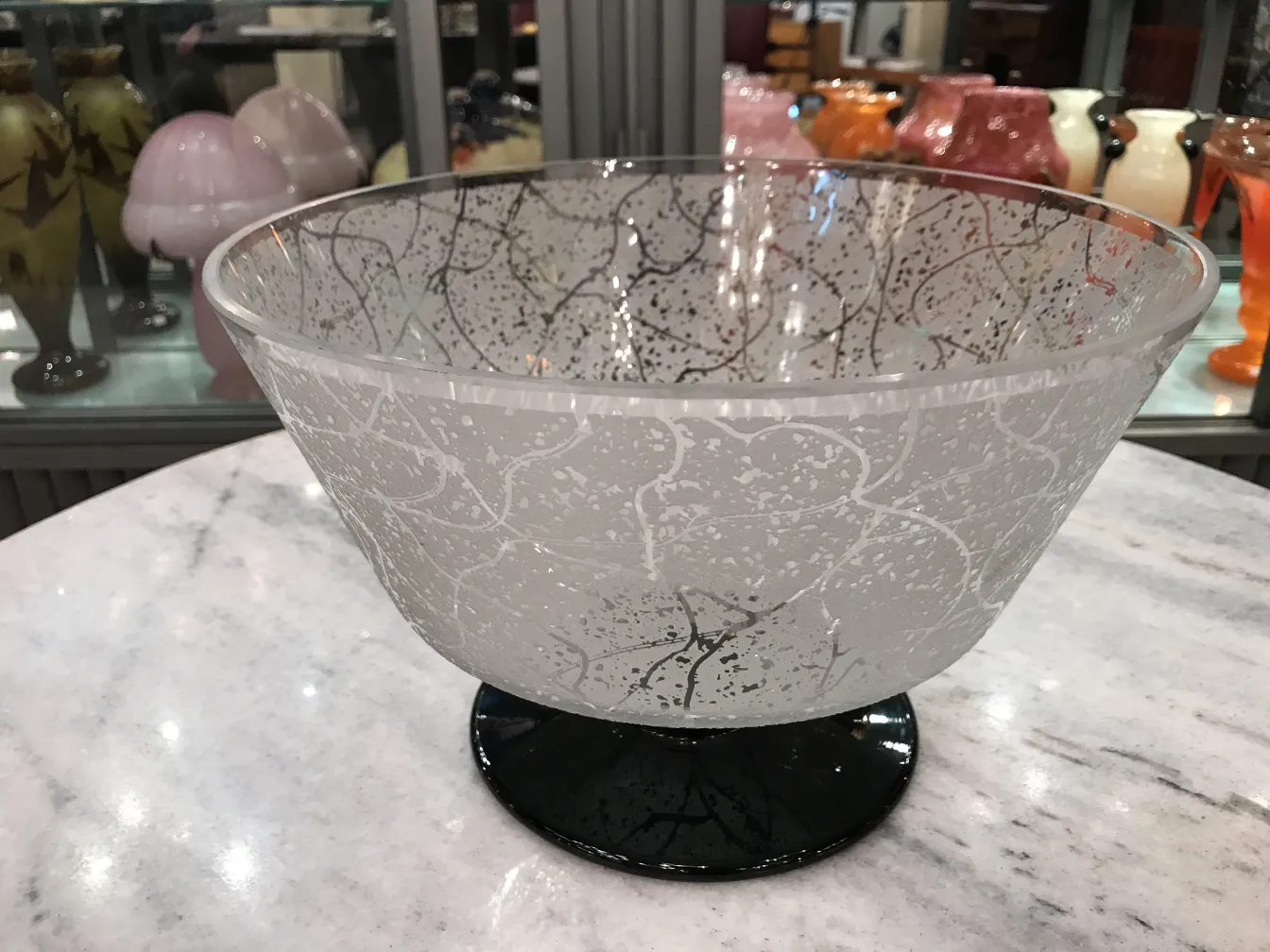 bol avec motif de brindilles et base noire