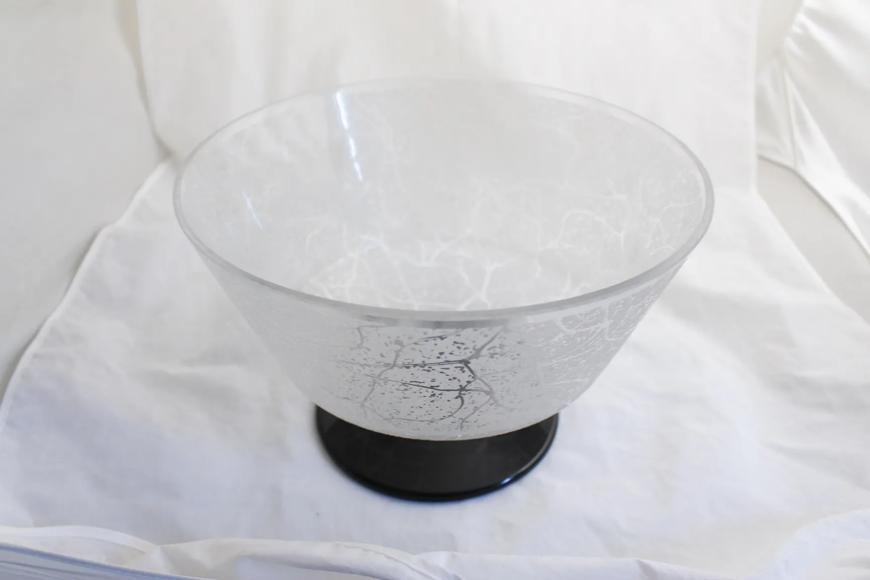 Signiertes Glas von Daum Nancy in Schüsselform mit schwarzem Sockel