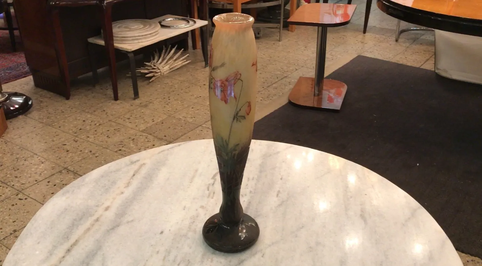 Vase en verre décoratif signé Daum Nancy, avec des détails floraux