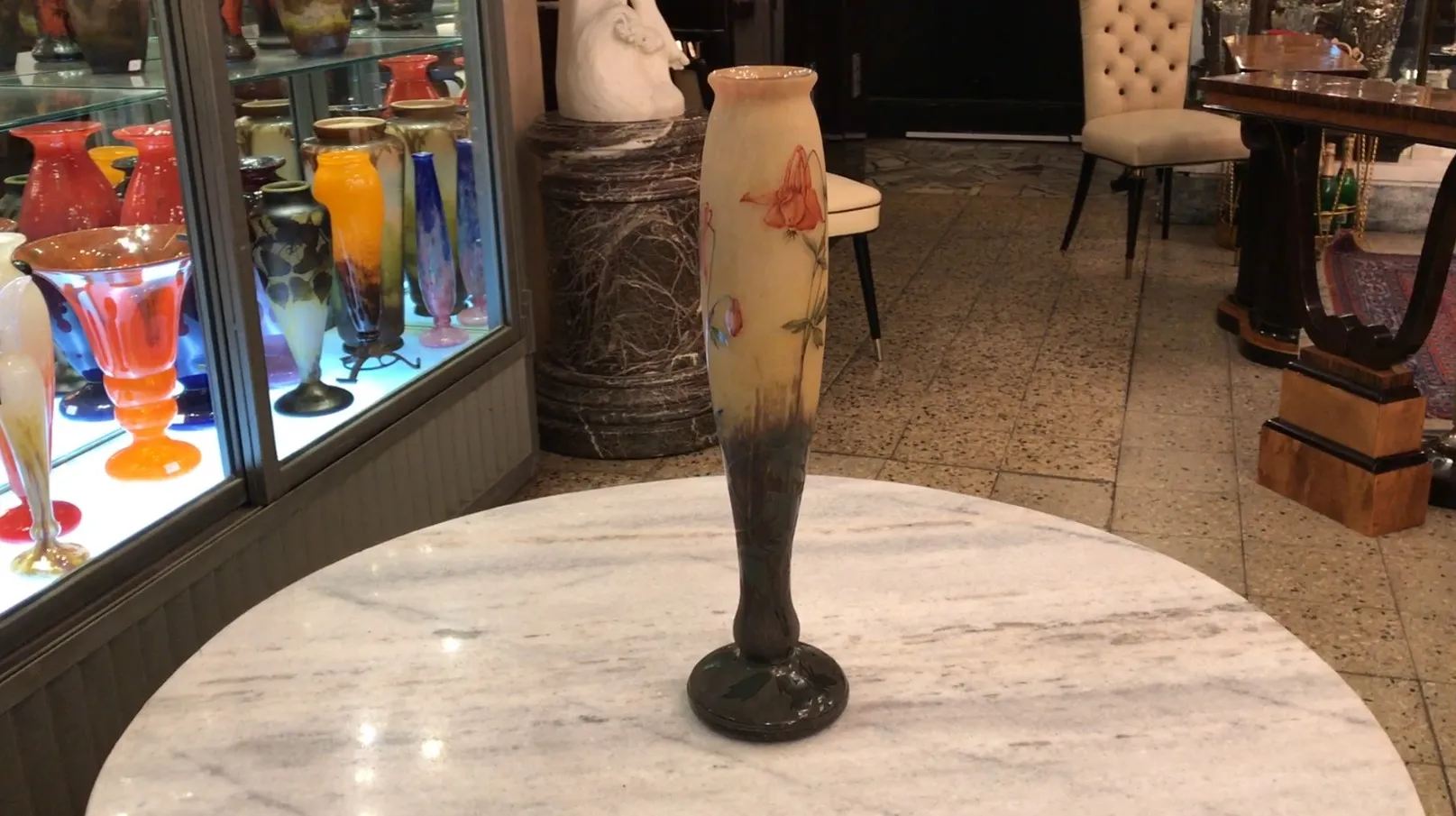 Vaso antiguo de vidrio firmado Daum Nancy con flores