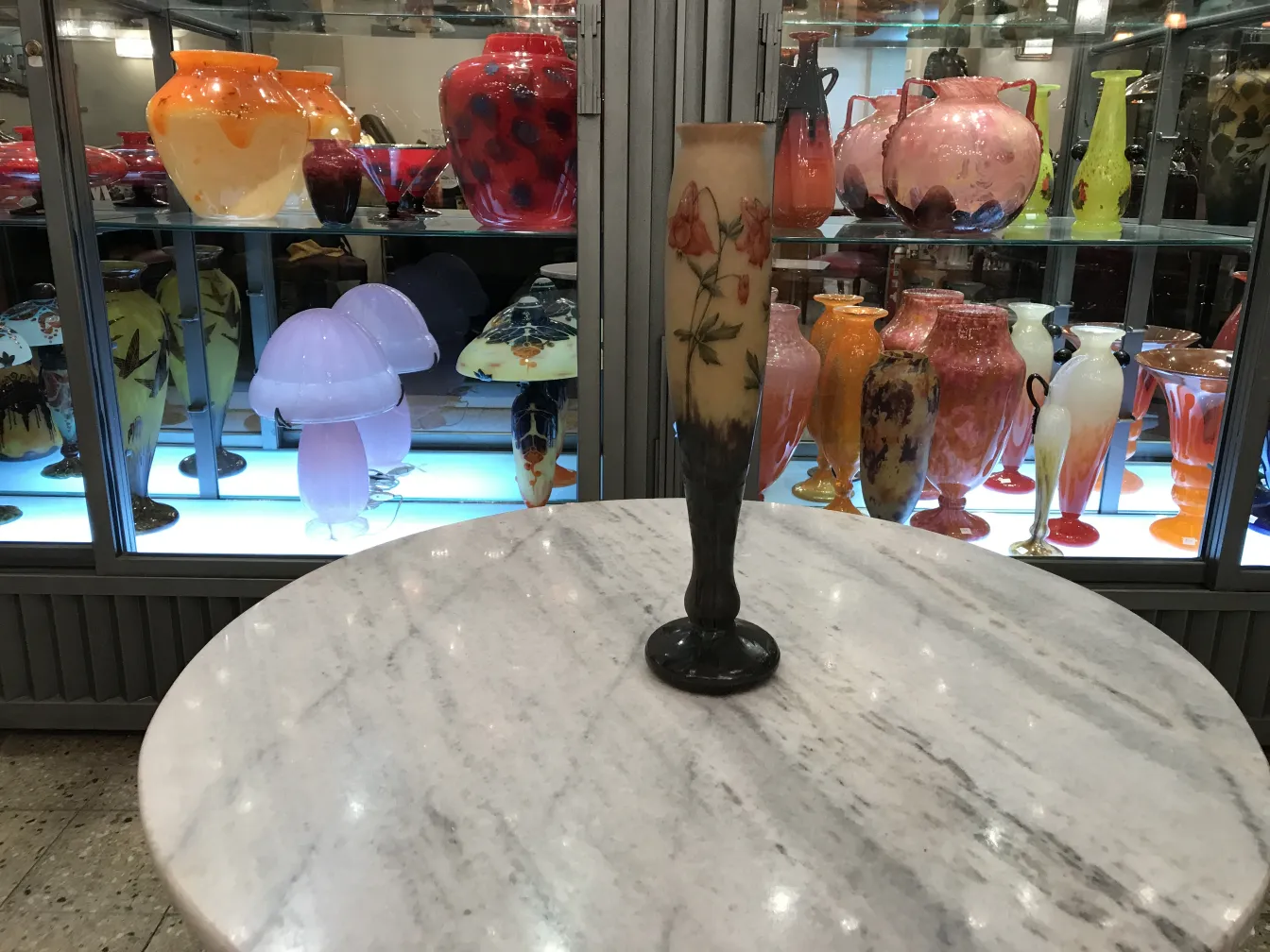 花の装飾が施された古いガラス、目立つ展示。