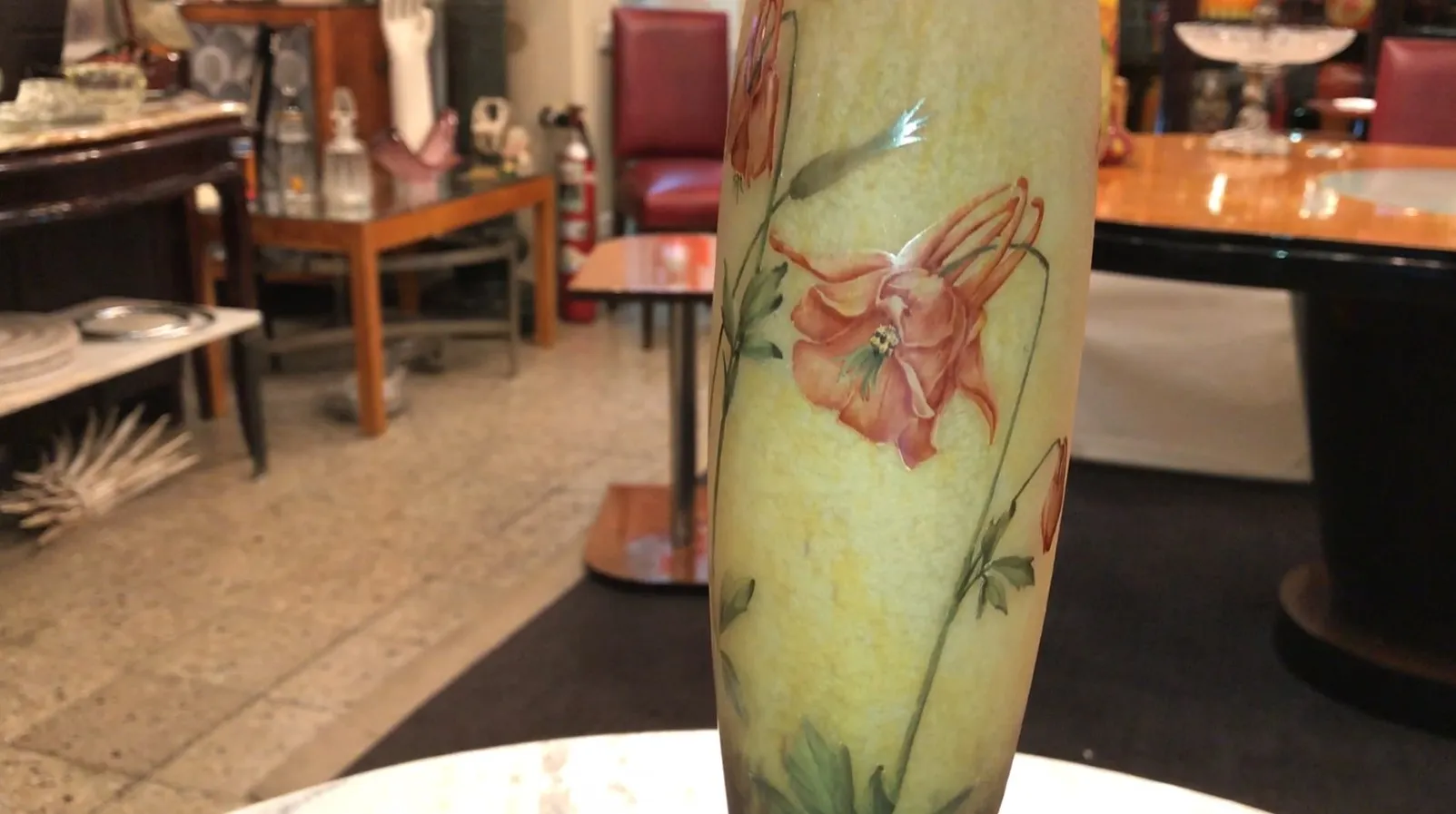 antik signiertes Glas mit Blumen von Daum Nancy auf einem Tisch