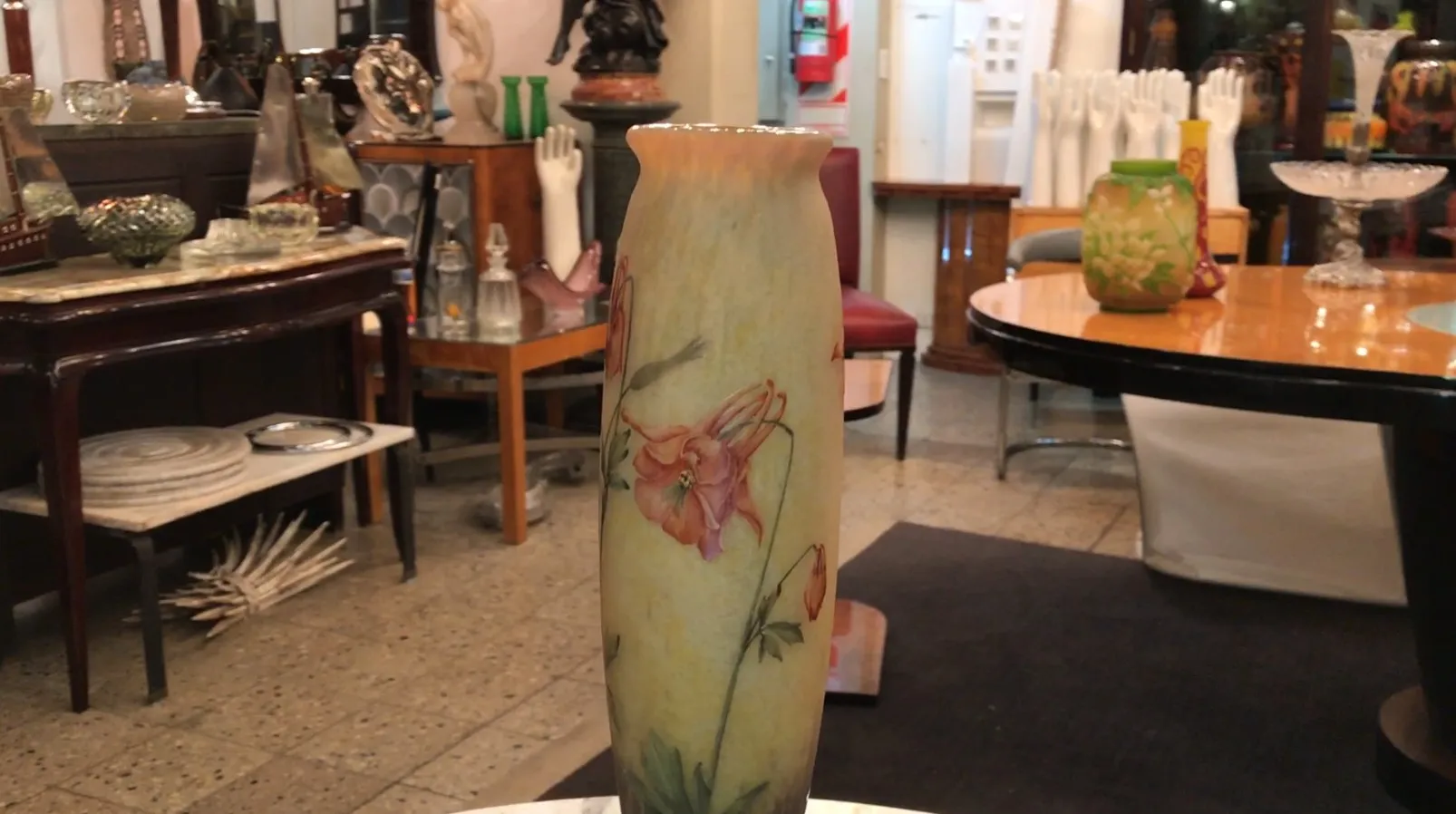 Vase en verre signé avec des fleurs, vitrine vintage