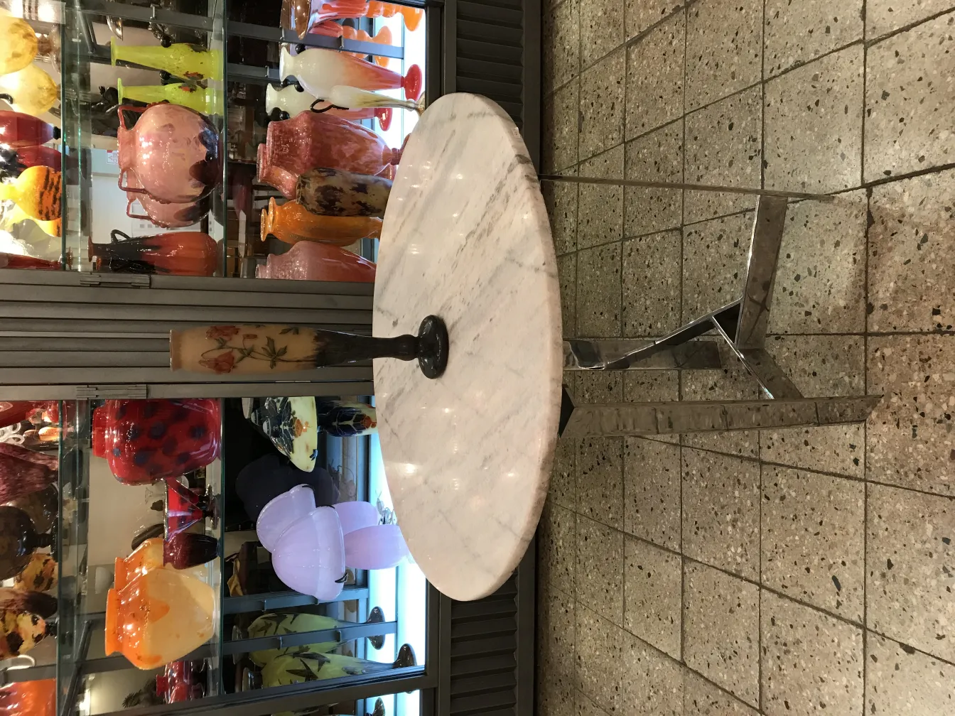 Signiertes Glas Daum Nancy mit Blumen auf einem Podest