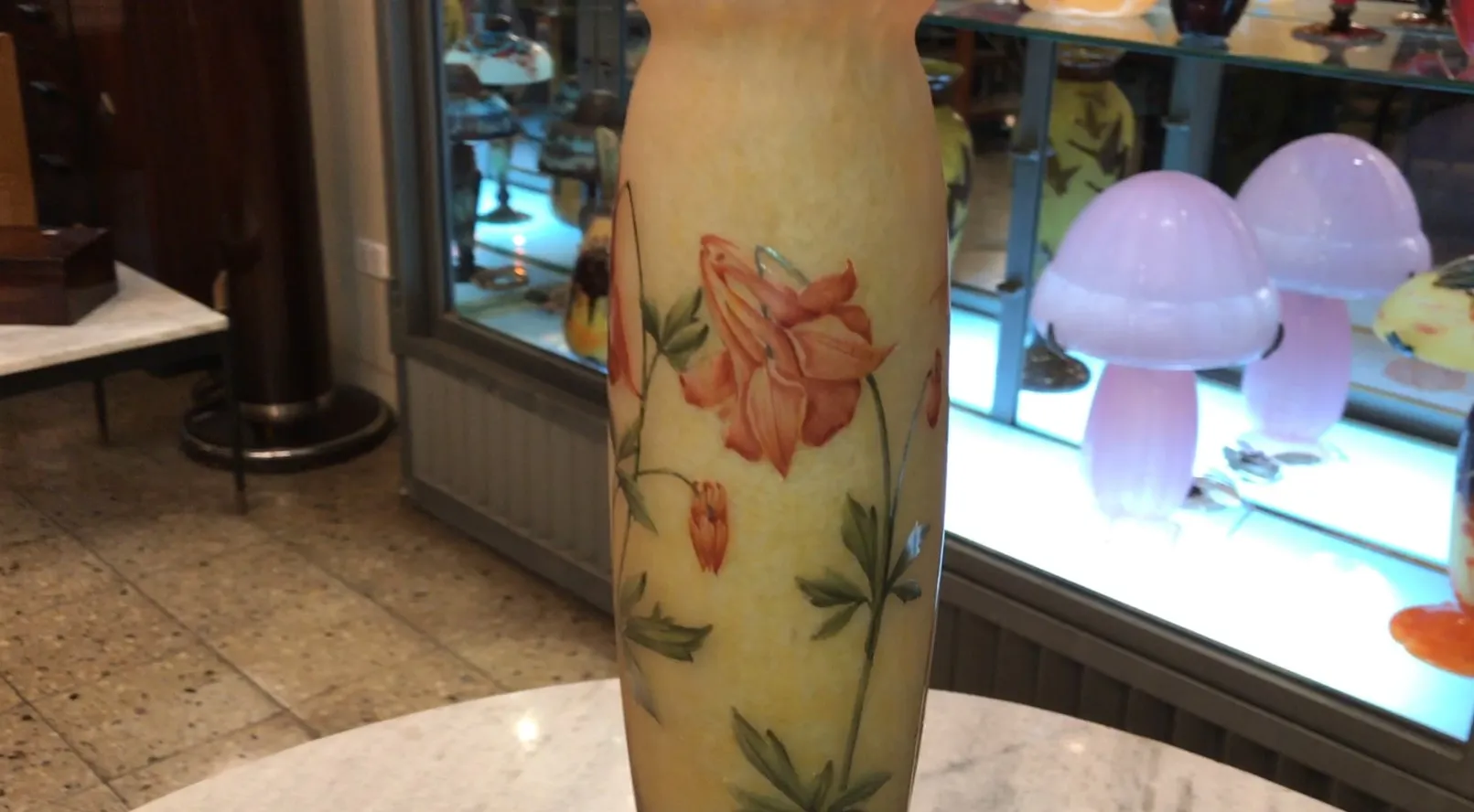 Vaso antico con fiori dipinti in vetro firmato Daum Nancy, elegante decorazione