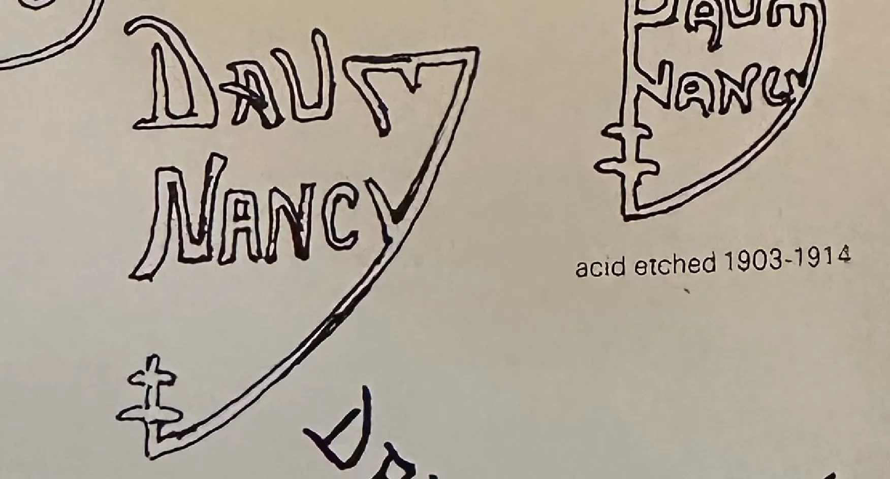 Vetro firmato Daum Nancy con design unico, atmosfera vintage.