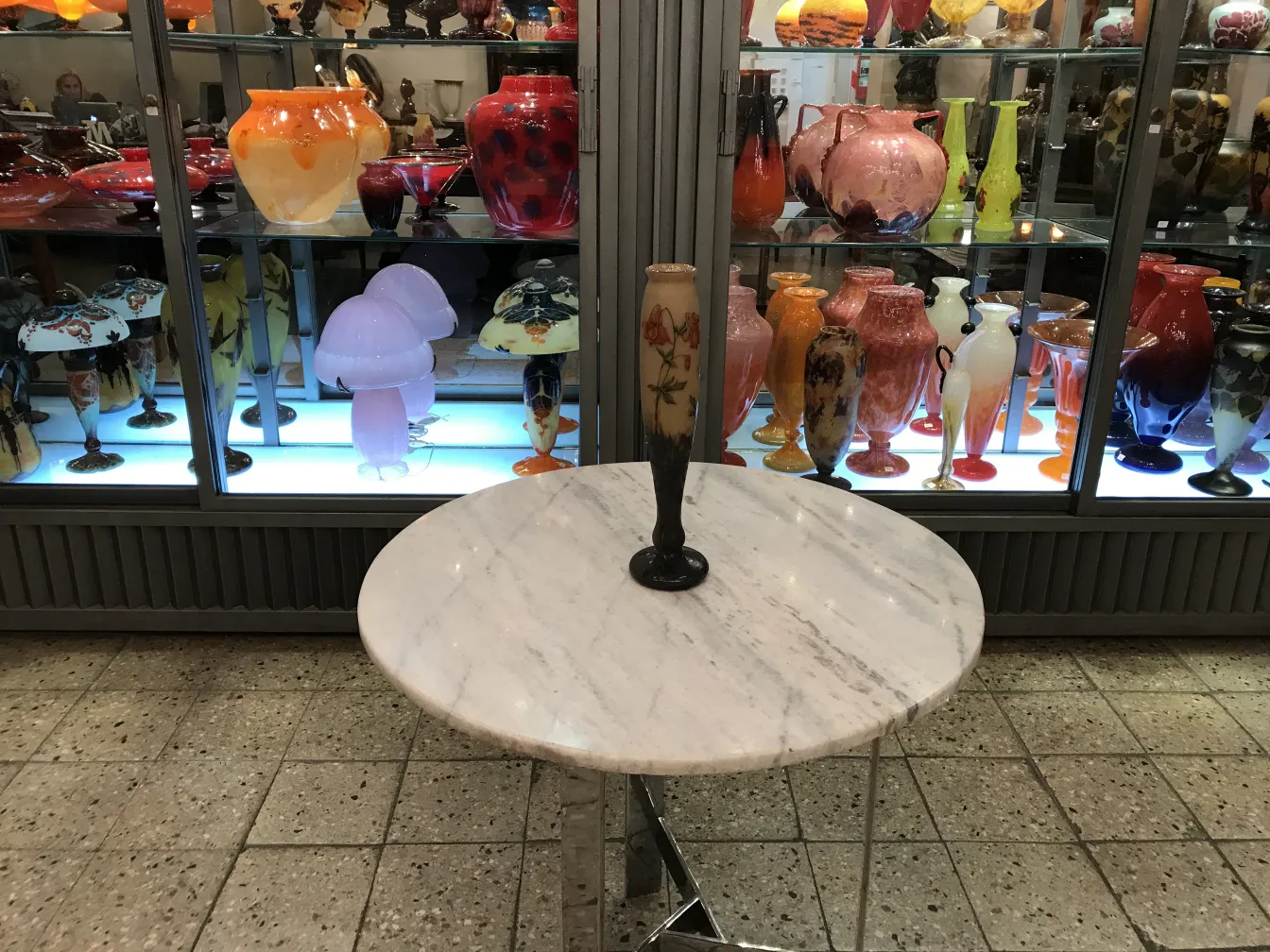 Vaso antico con dettagli floreali in vetro, sfondo colorato