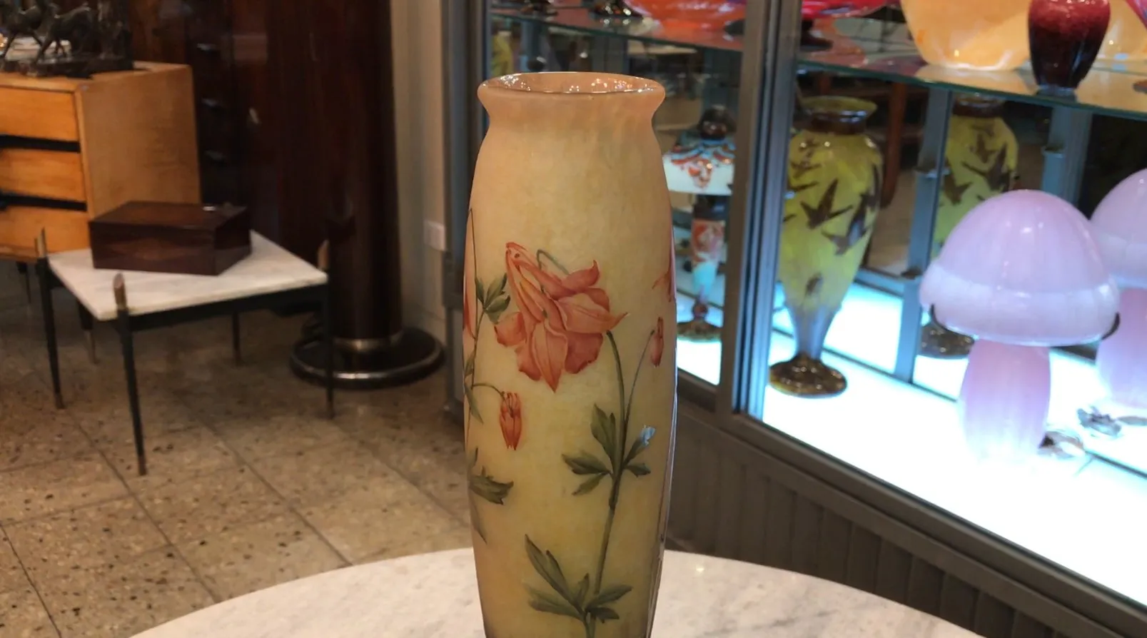 Antike Vase aus signiertem Glas Daum Nancy mit Blumen