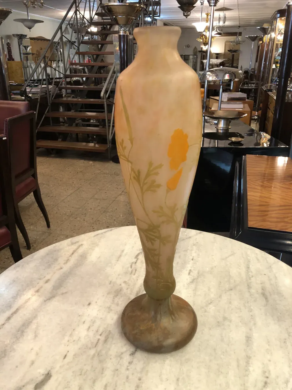 Vase signiert von Daum Nancy mit gelben und grünen Blumenmustern, antikes Ambiente.