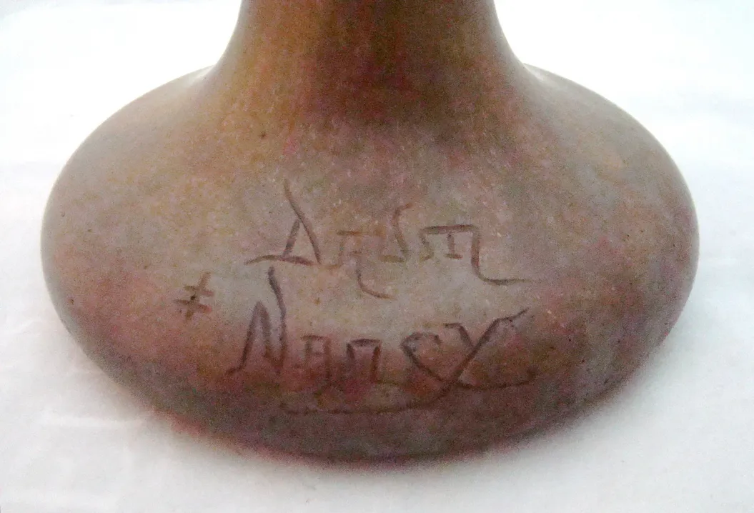 Antikes Glas mit Unterschrift Daum Nancy, eleganter Stil.